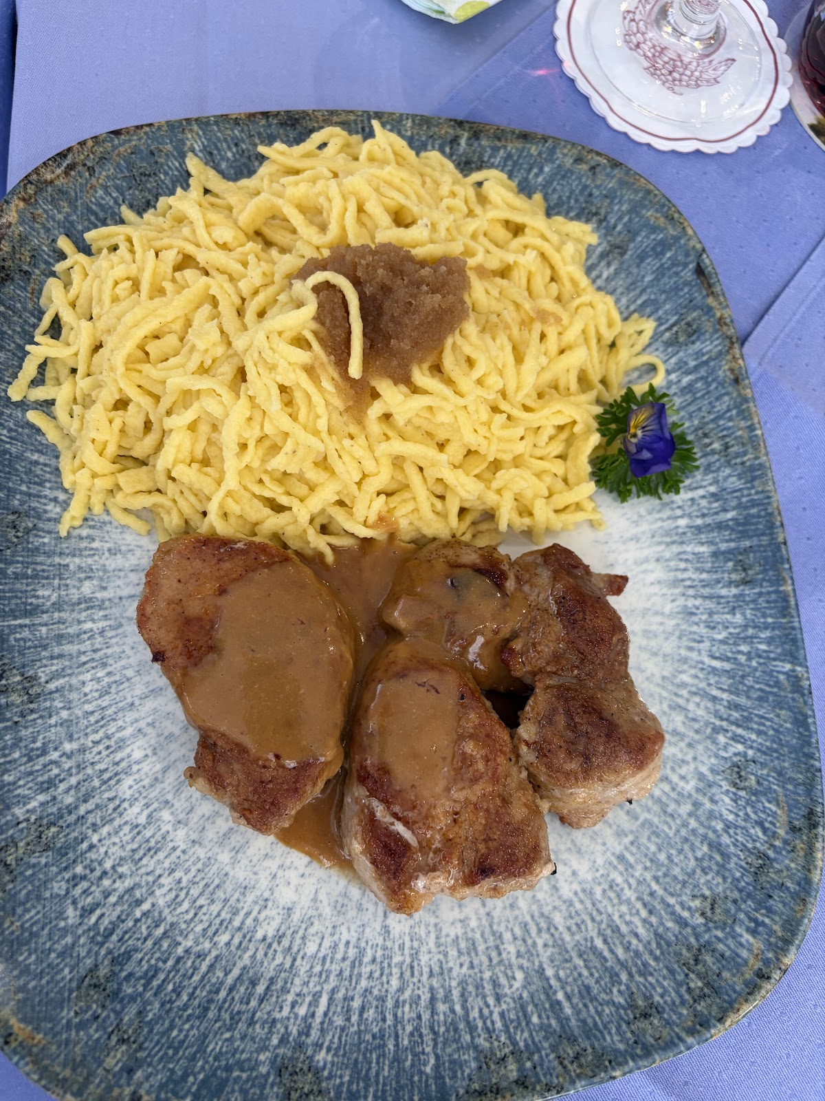 Braten in dunkler Soße mit hausgemachten Spätzle