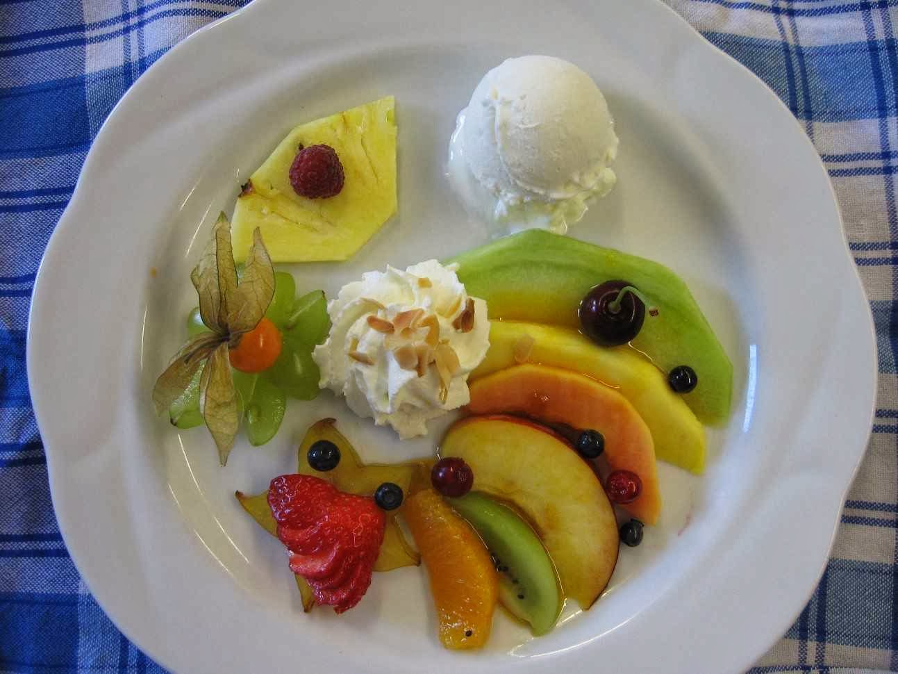Eis mit frischen Früchten und Sahne