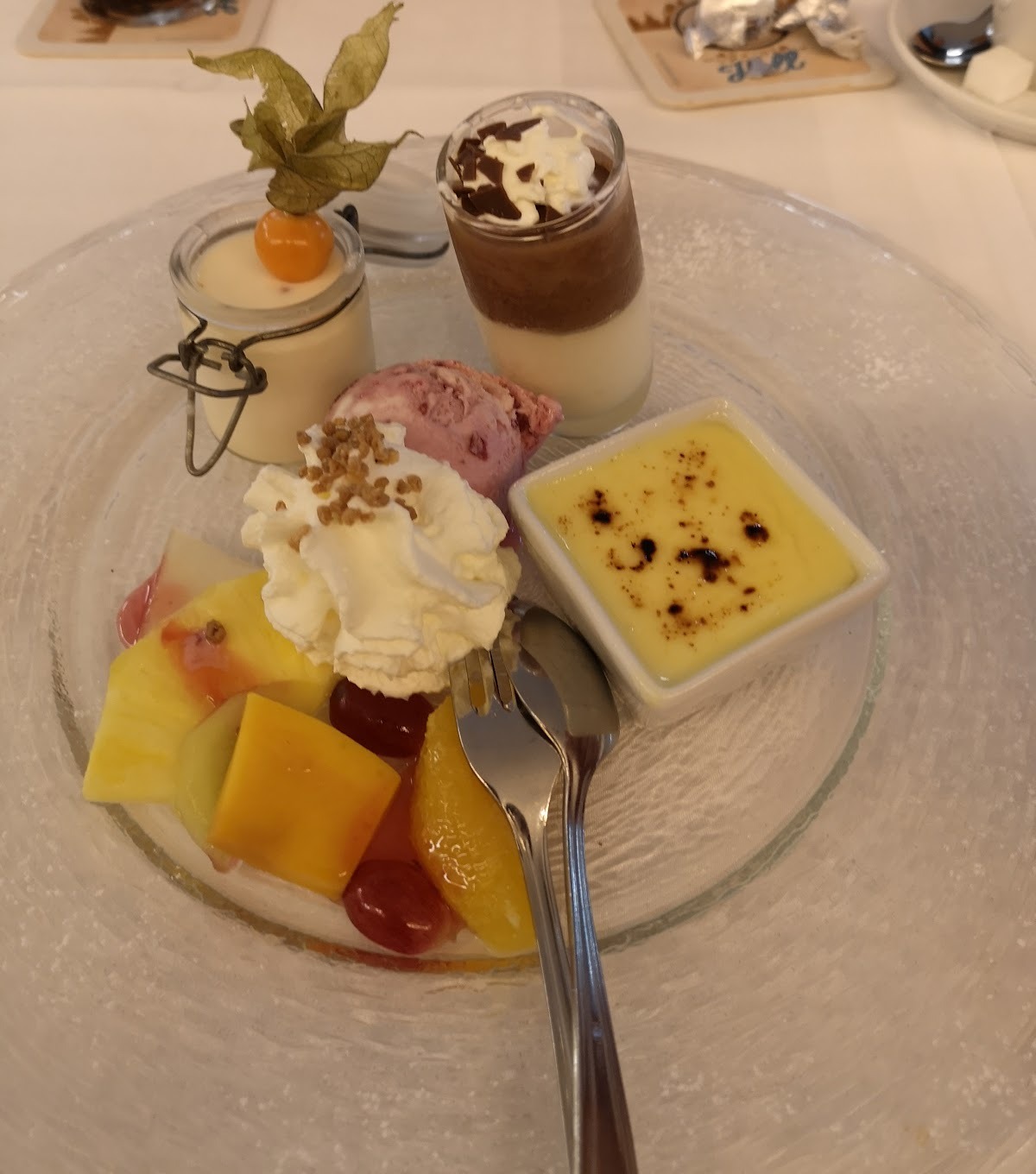 Dessertvariation mit Panna cotta, Mousse und Crème brûlée