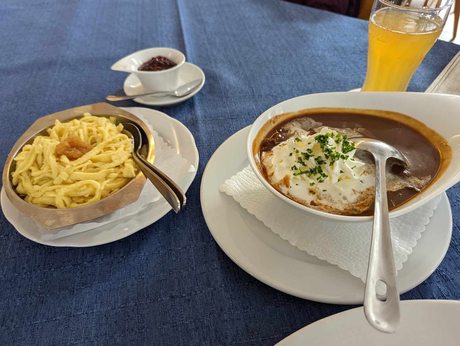 Gulasch im Töpfchen mit hausgemachten Spätzle