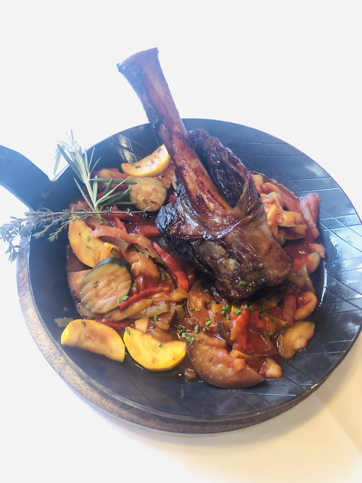 Lammhaxe auf Ratatouille-Gemüse mit Rosmarin