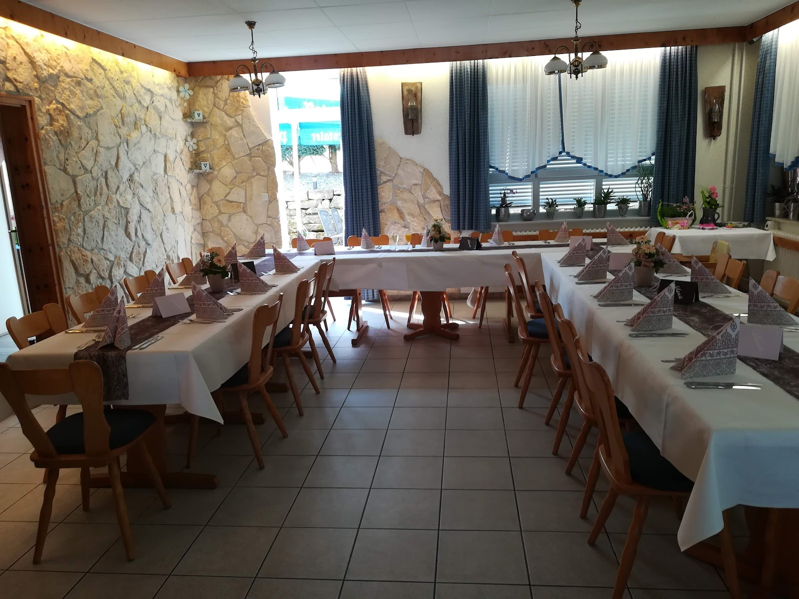Nebenzimmer im Gasthof Unot mit langer eingedeckter Tafel
