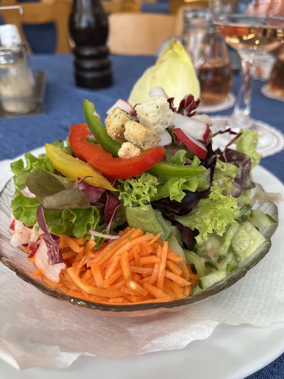 Bunter Beilagensalat in der Glasschale