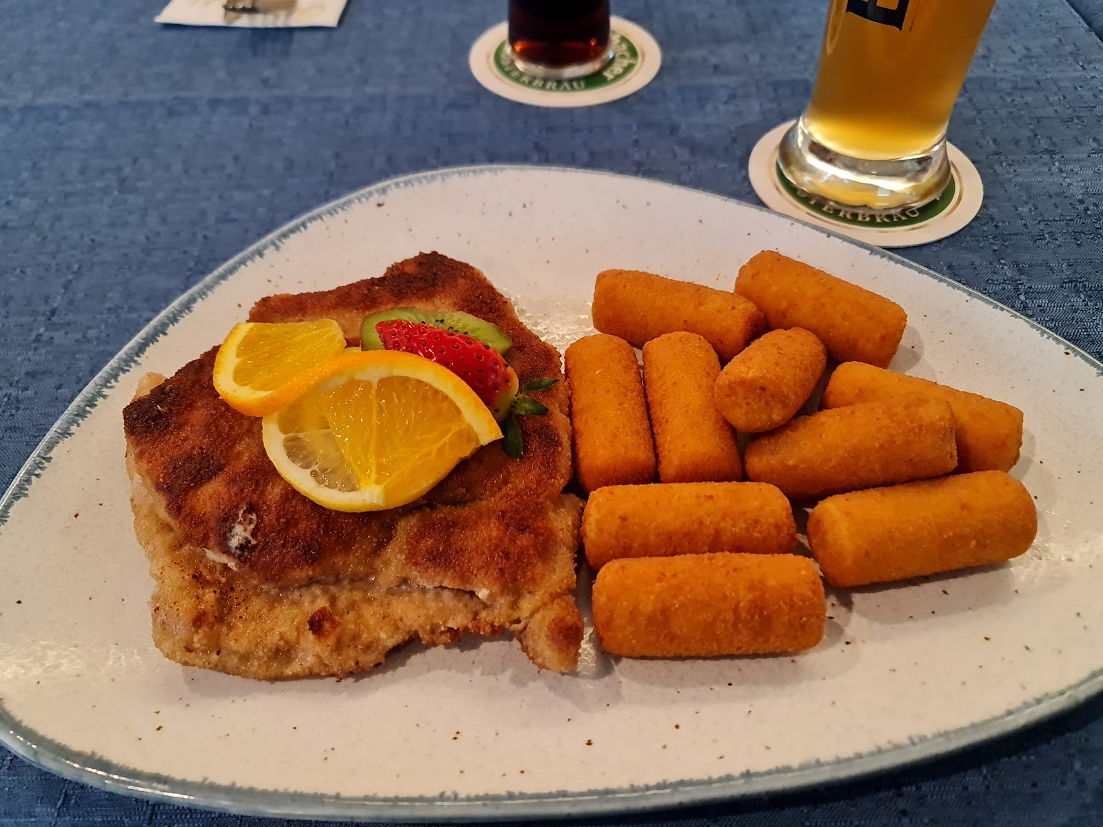 Paniertes Schnitzel mit Kroketten