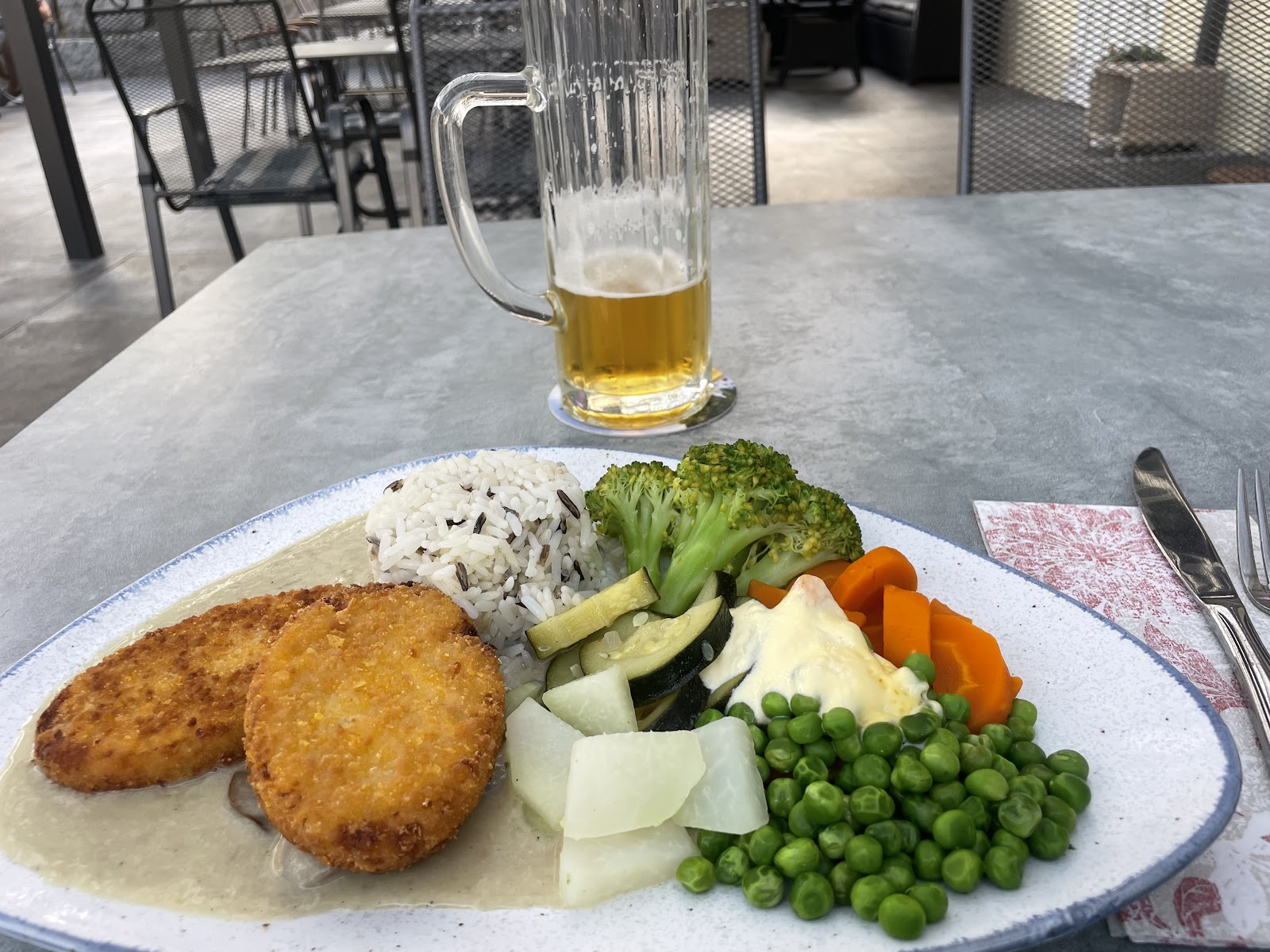 Vegetarischer Teller mit Wildreis und Gemüse auf der Terrasse